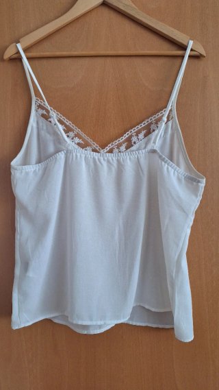 Dos blusas de tirantes con detalle de encaje