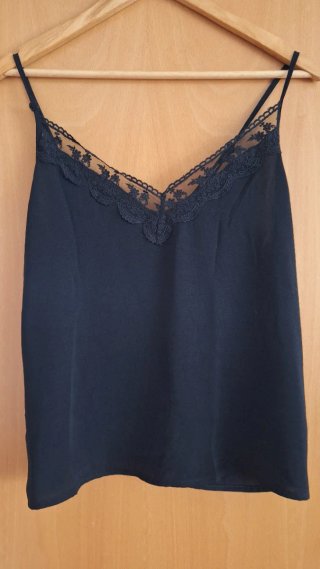 Dos blusas de tirantes con detalle de encaje