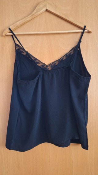 Dos blusas de tirantes con detalle de encaje