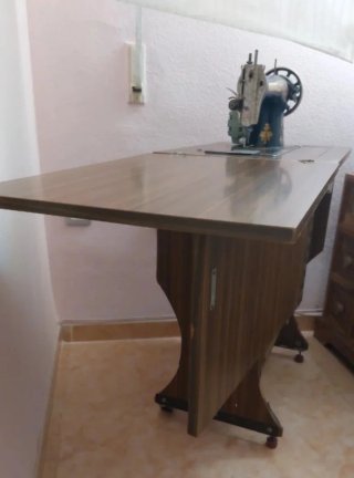Mueble para máquina de coser de madera