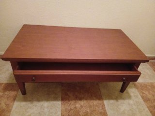 Mesa de centro de madera con cajón