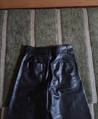 Pantalón ancho efecto piel negro