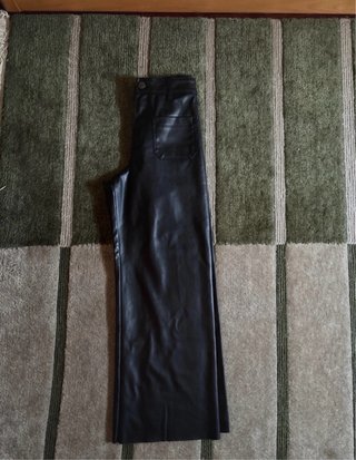 Pantalón ancho efecto piel negro