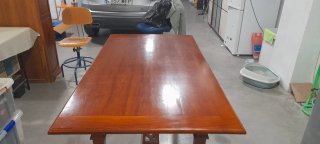 Mesa de madera noble y conjunto de sillas.