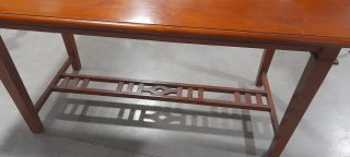 Mesa de madera noble y conjunto de sillas.