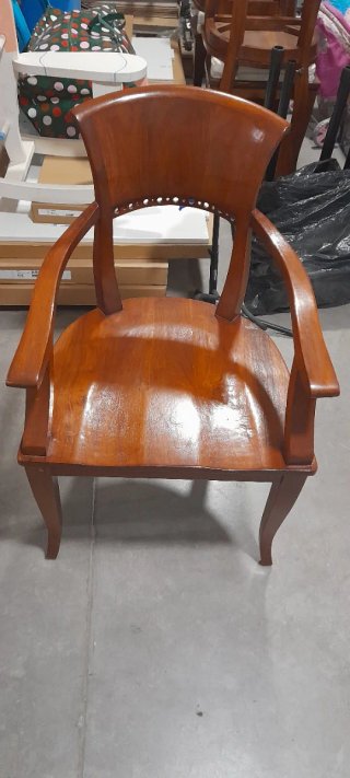 Mesa de madera noble y conjunto de sillas.