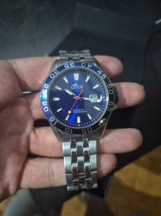 Reloj Lotus plateado y azul.