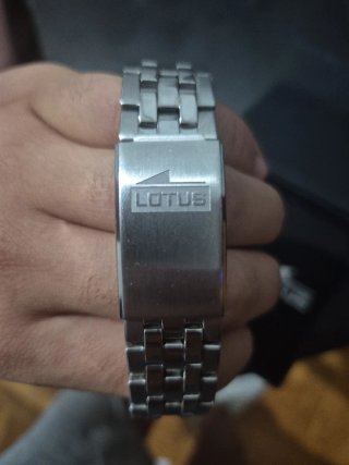 Reloj Lotus plateado y azul.