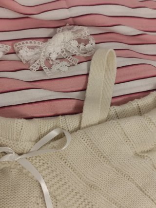 Jersey crema punto con encaje y lazo