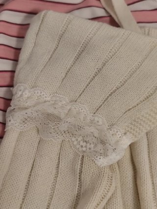 Jersey crema punto con encaje y lazo