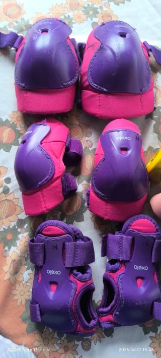 Patines rosas y protecciones moradas