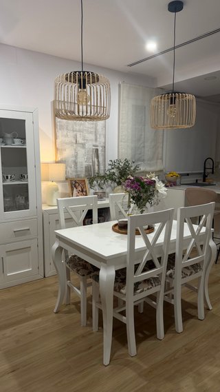 Comedor Blanco de mesa, 4 sillas, vitrina y comoda