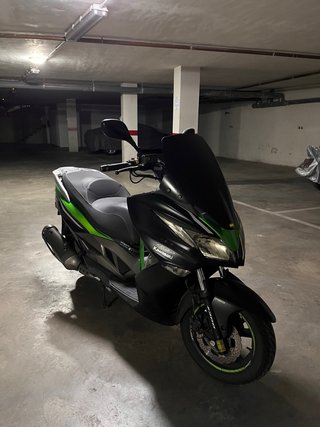 Kawasaki J300 Maxi Scooter Negra y Verde