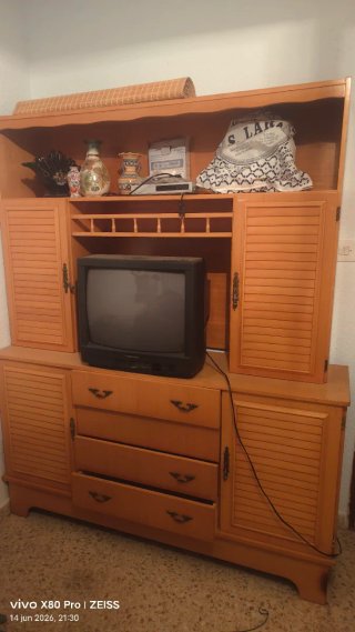 Mueble de madera marrón
