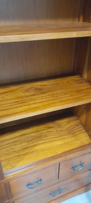 Mueble de madera noble con vitrina