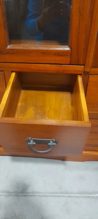 Mueble de madera noble con vitrina