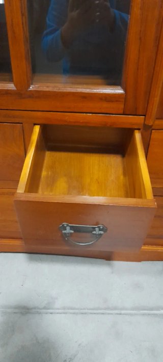 Mueble de madera noble con vitrina
