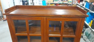 Mueble de madera noble con vitrina