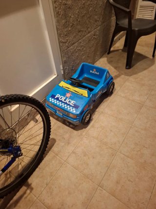 Coche a pedales azul