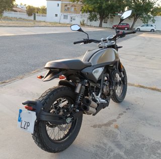 Rieju 125 Century Naked Negra/Gris