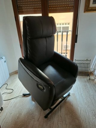 Sillón eléctrico de piel marrón,  está nuevo.