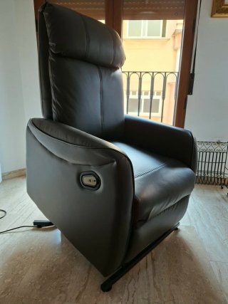 Sillón eléctrico de piel marrón,  está nuevo.