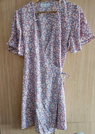 Vestido cruzado floral Lefties Talla M