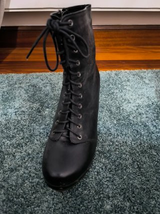 Botines negros con cordones