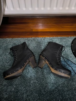 Botines negros con cordones