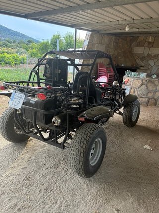Buggy Saiting 650 todoterreno negro y rojo