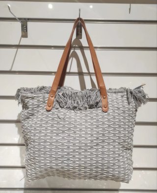 Bolso de tela gris con flecos