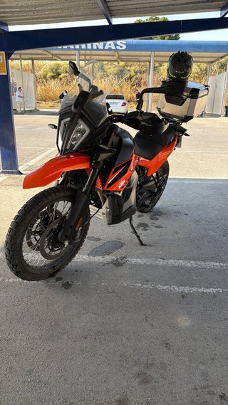 Moto Adventure Negra y Naranja