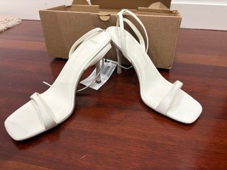 Sandalias de tacón blancas