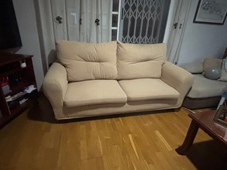 Sofá de tela beige