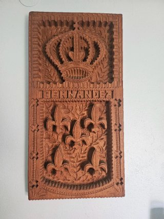 Escudo madera tallado Fernández. Negociable