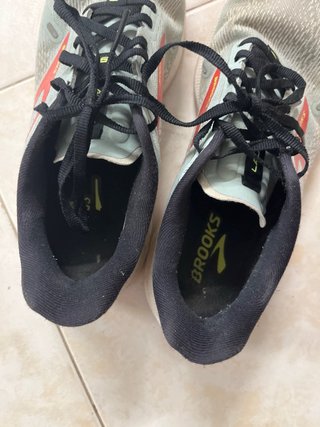Tenis para correr Brooks grises y rojos