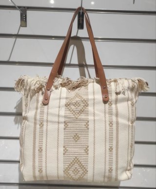 Bolso de tela beige con flecos y asas marrones