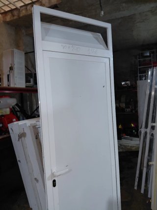 Puerta de aluminio 80x240