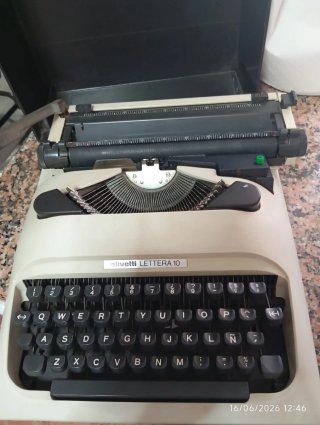 Máquina de escribir Olivetti Lettera 10