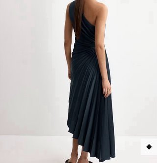 Vestido plisado asimétrico