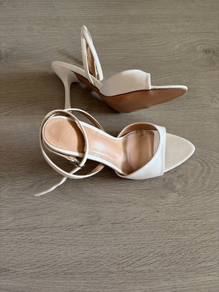 Sandalias tacón blancas 9cm pulsera tobillo