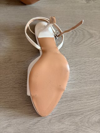 Sandalias tacón blancas 9cm pulsera tobillo
