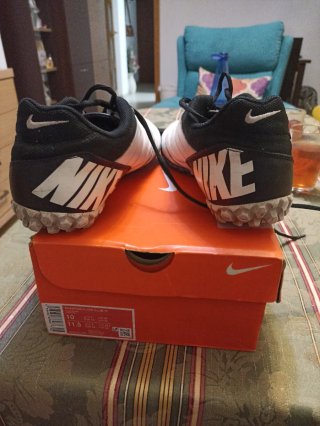 Zapatillas deportivas blancas y negras