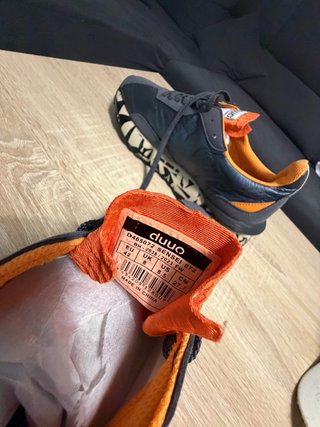 Zapatillas grises y naranjas