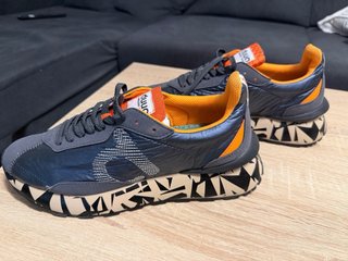 Zapatillas grises y naranjas
