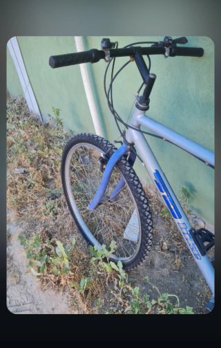 Bicicleta de montaña plateada y azul