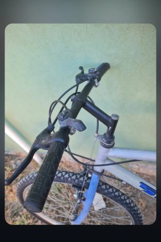 Bicicleta de montaña plateada y azul
