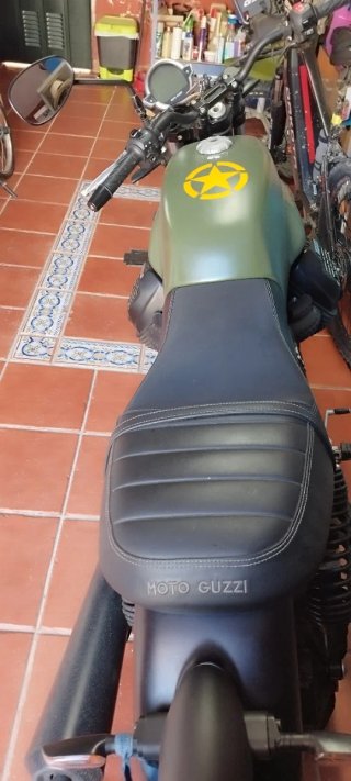 Moto Guzzi V7 Stone Negra/Verde