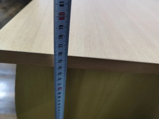 Mesa de escritorio con bandeja
