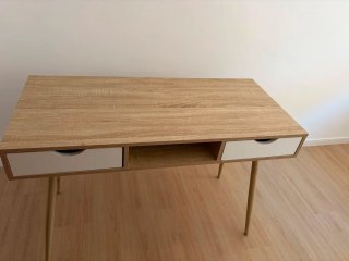 Mesa de madera con cajones
